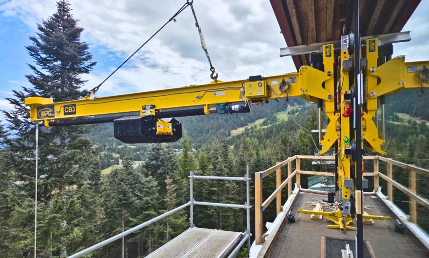 Kadenwood Drive. Glazing RAICO Therm+ A-I curtain wall with the counterbalance Powercup.